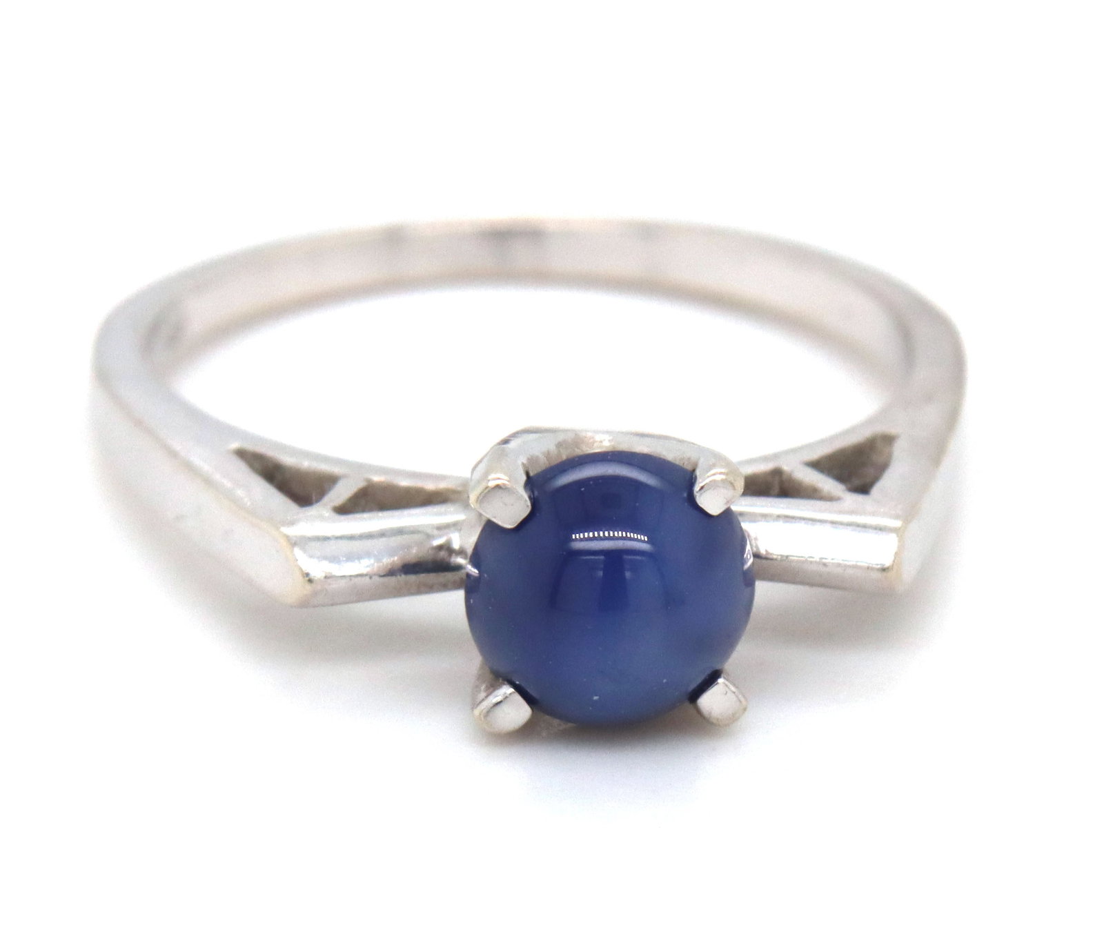 14kt White gold Lindy star sapphire ring: 14kt White gold Lindy star sapphire ring. The total weight of the ring is 2.5 grams. Ring size 6".