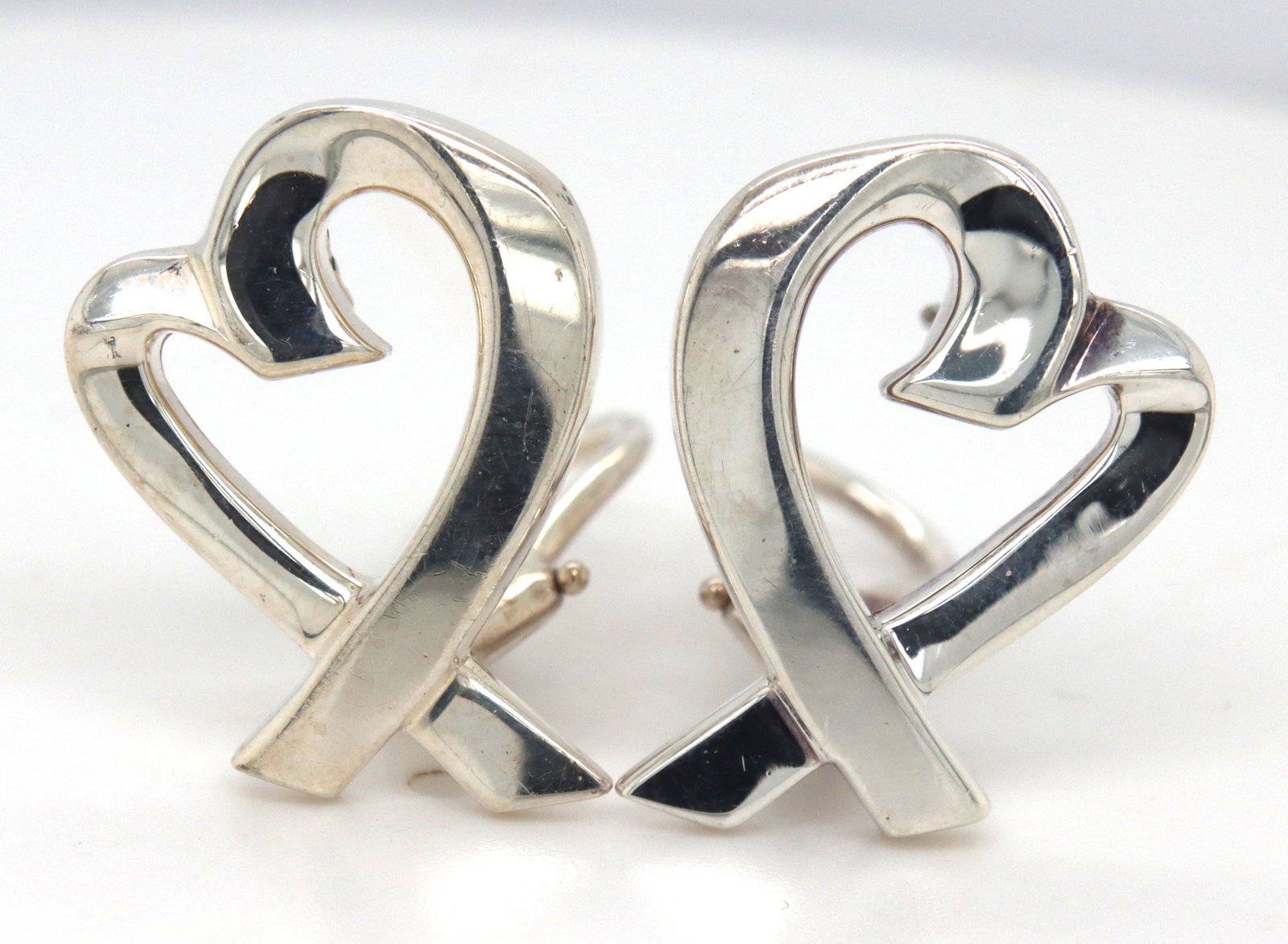 Tiffany & Co Paloma Picasso large loving heart earrings: Tiffany & Co Paloma Picasso large loving heart earrings in 925 sterling silver. The total weight of the earrings is7.60 grams.