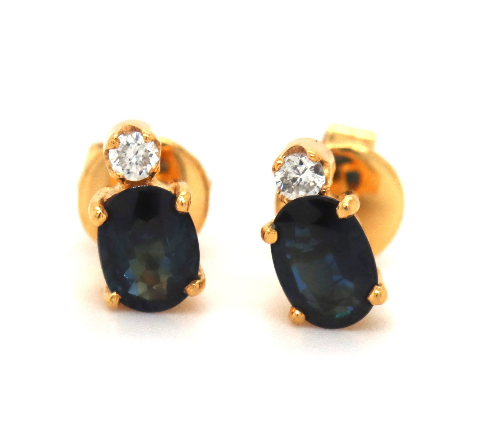 10kt Yellow gold sapphire and diamond stud: 10kt Yellow gold blue sapphire and diamond stud. The total weight of the earrings is 1.30 grams.