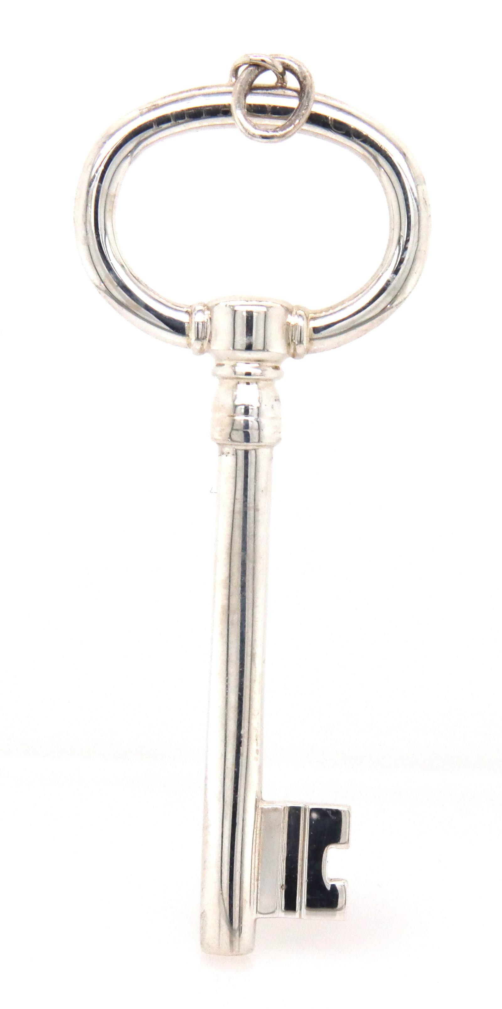 Tiffany & Co key pendant in 925 sterling silver: Tiffany & Co key pendant in 925 sterling silver. The total weight of the pendant is 22.60 grams.