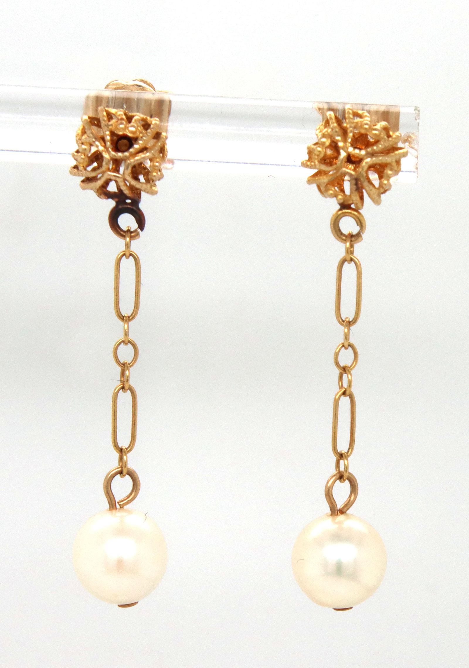14kt Yellow gold white fresh water pearl dangle earrings: 14kt Yellow gold white freshwater pearl dangle earrings. The total weight of the earrings is 1.6 grams.