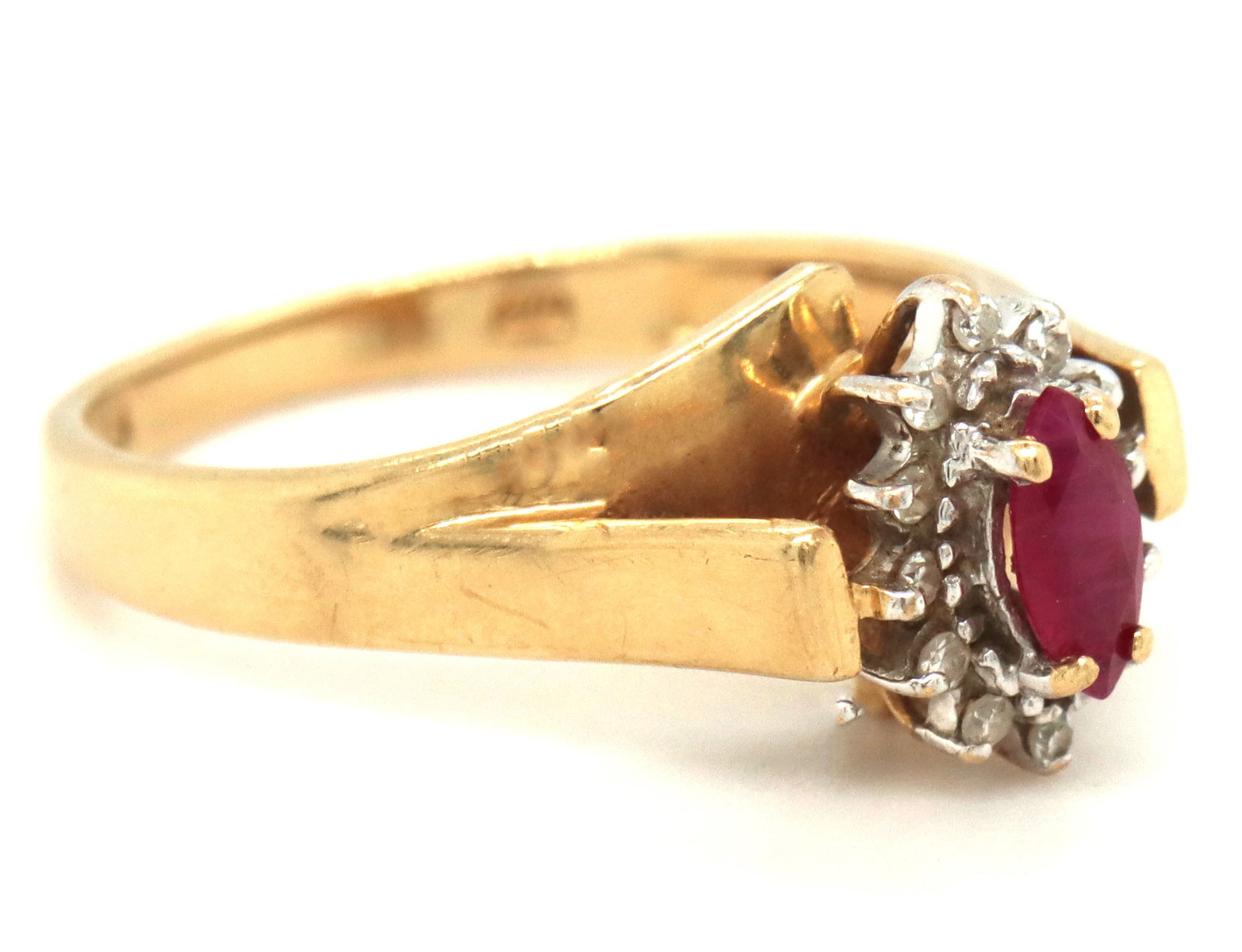 10kt Yellow gold ruby and diamond ring - 2