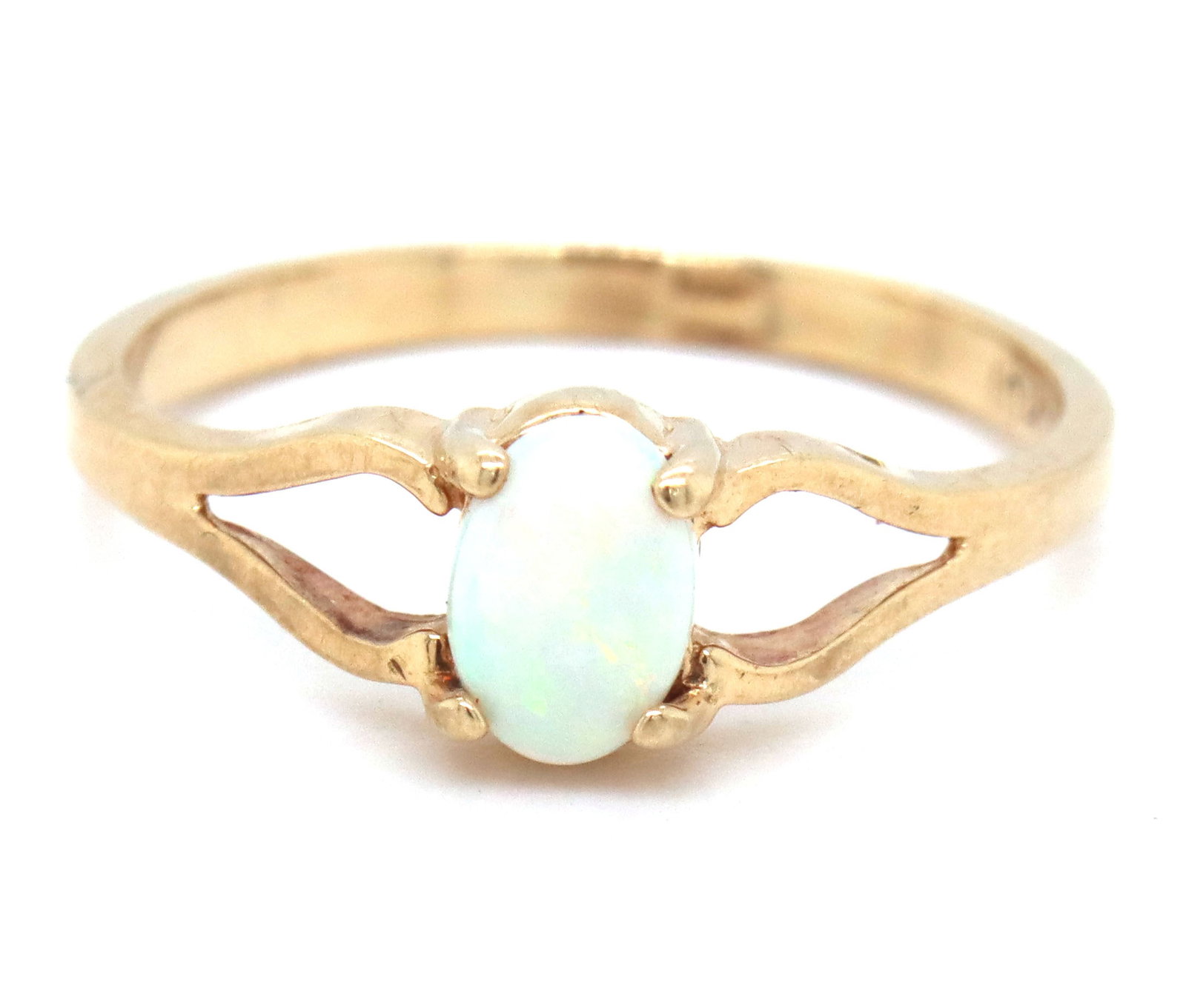 10kt Yellow gold opal ring: 10kt Yellow gold opal ring. The total weight of the ring is 1.4 grams. Ring size 5".