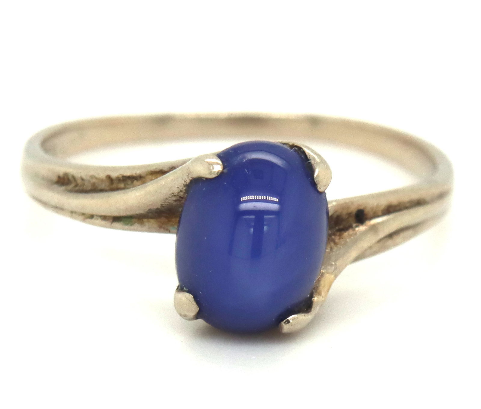 10kt White gold Linde star sapphire ring: 10kt White gold Linde star sapphire ring. The total weight of the ring is 1.9 grams. Ring size 6".