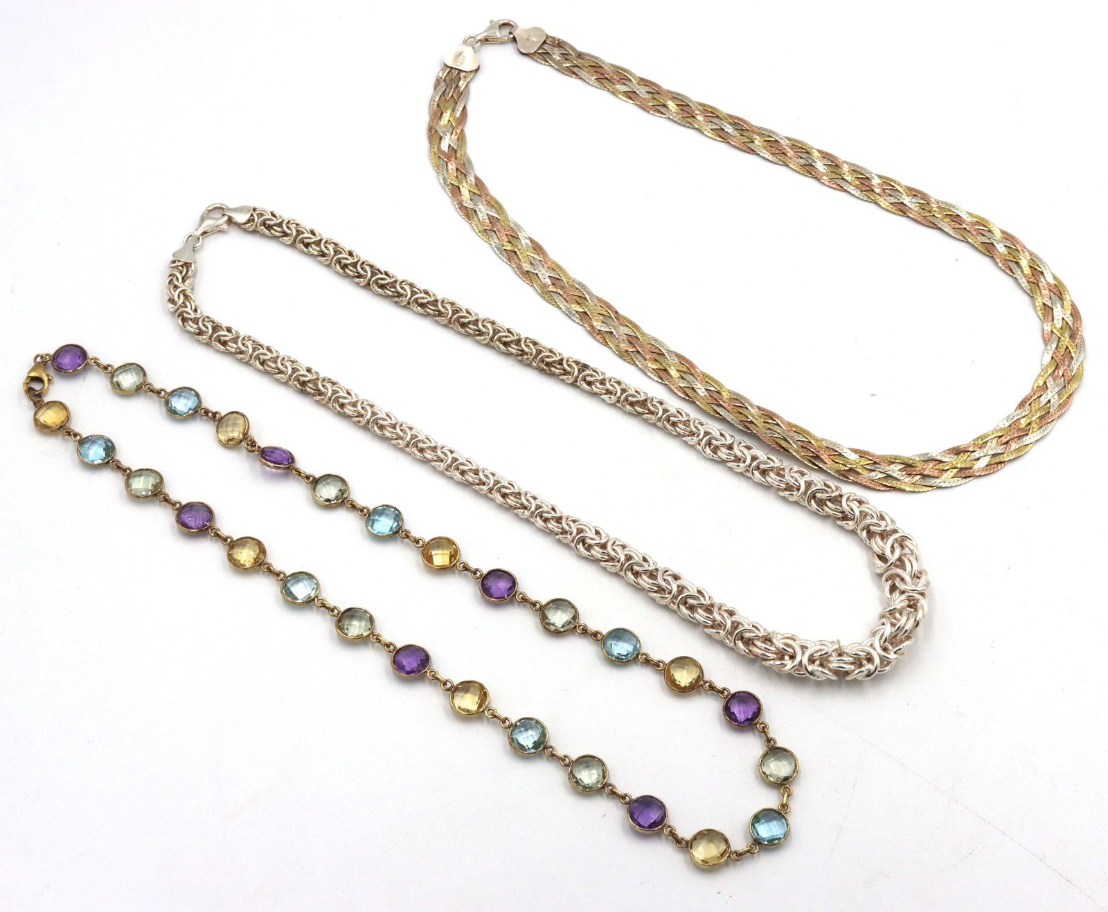 Group of vintage 925 sterling silver jewelry: Group of vintage 925 sterling silver jewelry. 3 Necklaces. The total weight of the lot is 63.20 grams.