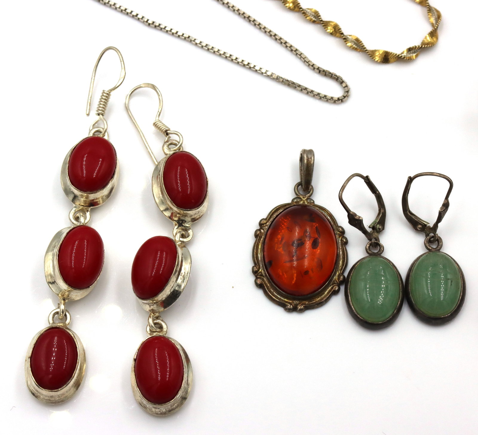 Group lot of Vintage 925 sterling silver jewelry: Group lot of Vintage 925 sterling silver jewelry. 5 Chains. 2 Pendants. 5 Earrings and ring. Ring size 6". The total weight of the lot is 68.36 grams.
