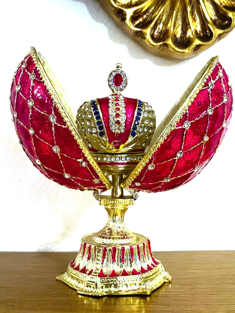 Ruby Faberg? Egg Style Trinket Box ? Luxury Austrian Crystal & 24K Gold Decor: Experience the elegance and opulence of Imperial Russia with this handmade Ruby Faberg? Egg Style Trinket Box. Crafted by Pierre Lorren master artisans, this exquisite collectible embodies sophisticat
