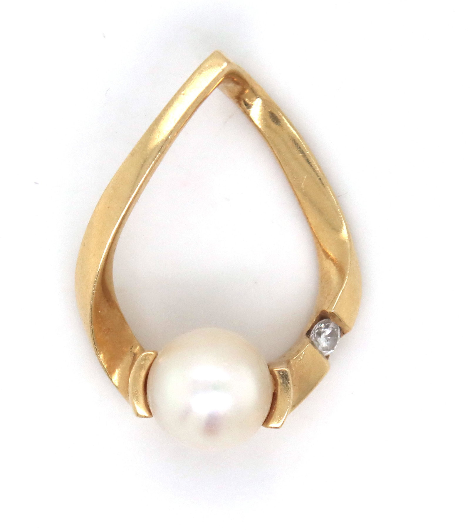 14kt Yellow gold white freshwater pearl pendant: 14kt Yellow gold white freshwater pearl pendant. The total weight of the pendant is 2.6 grams.