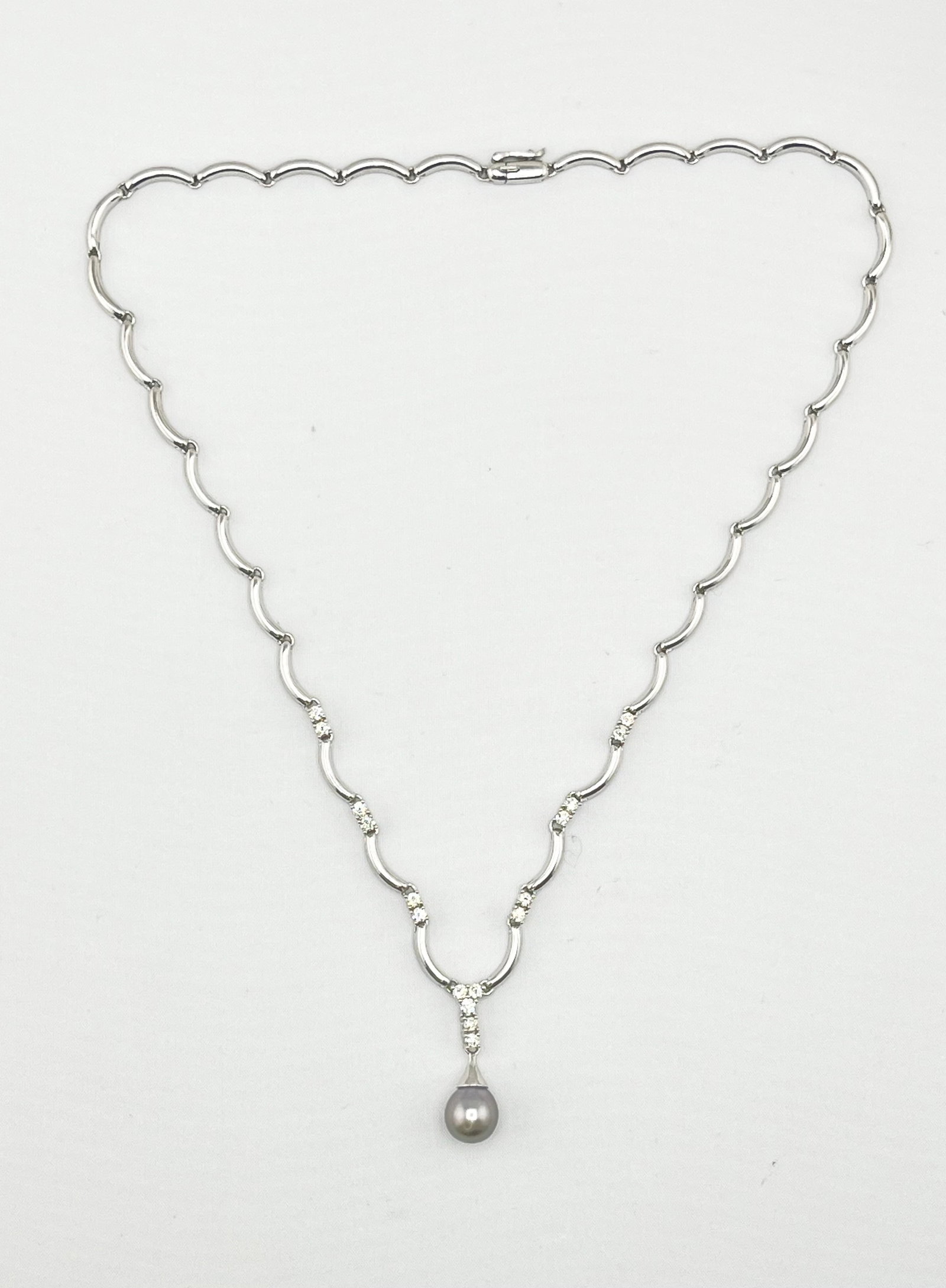 14KT White Gold U Shaped Link Chain Accented With Diamond and Tahitian Pearl Drop Necklace: 14KT White Gold U Shaped Link Chain With Tahitian Pearl Drop Necklace.? 20.6 grams, 18 inches