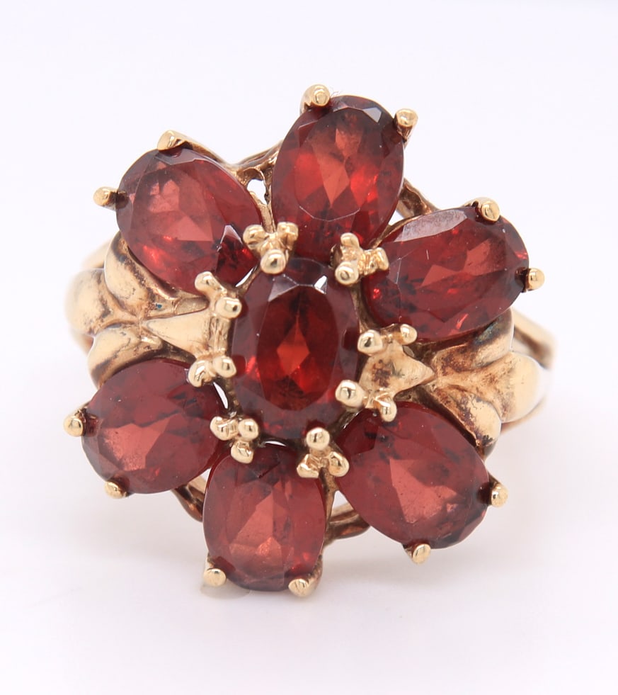 Attractive 10KT Yellow Gold Tourmaline Flower Style Ring: Attractive 10kt Yellow Gold Tourmaline Flower Style Ring. Total weight of Ring 5.5 Grams. Ring Size 7.5"
