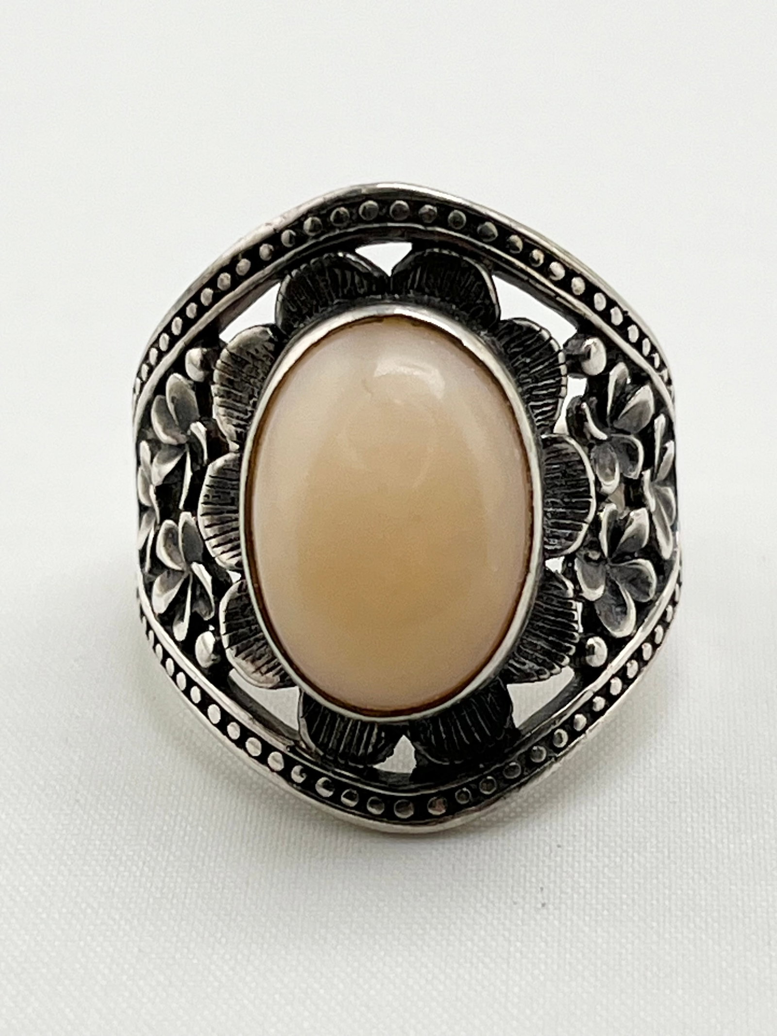 925 Sterling Silver White Bamboo Coral Set In Ornate Floral And Vine Design Ring: 925 Sterling Silver White bamboo Coral Set In Ornate Floral And Vine Design Ring. 7.4 gram. size 8