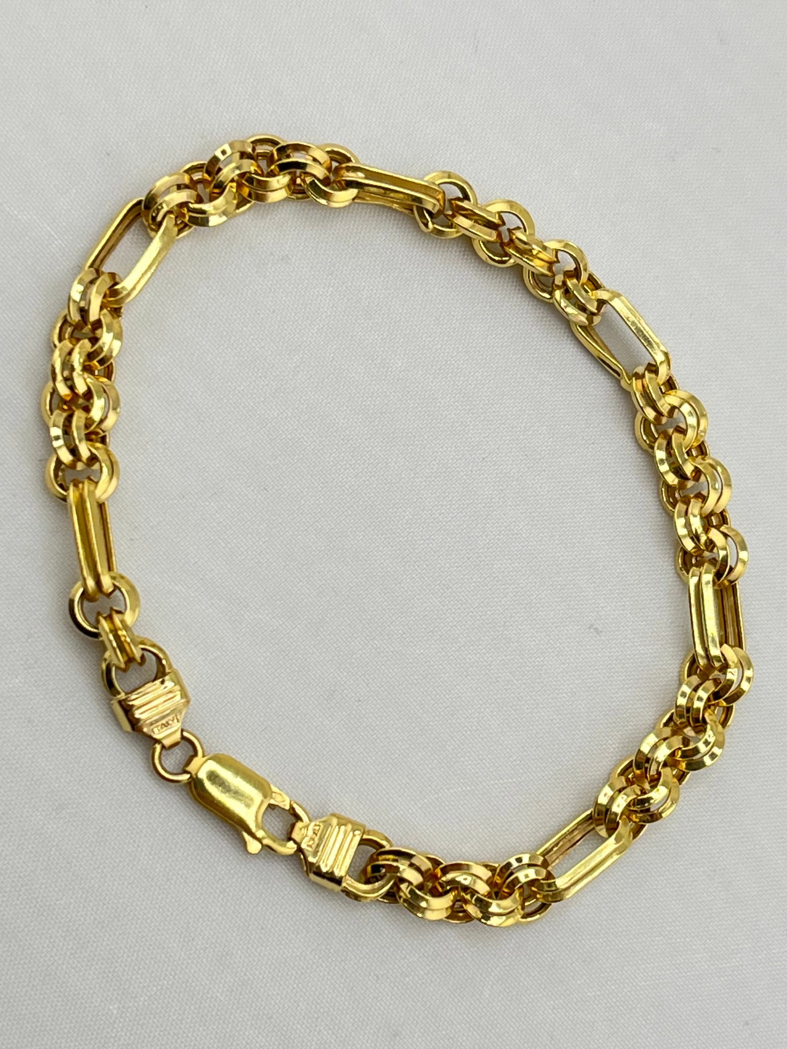 Italian 10KT Yellow Gold Fancy Alternating Round And Alongated Oval Link Bracelet: Italian 10KT Yellow Gold Fancy Alternating Round And Elongated Oval Link Bracelet. 4.2 grams. 7.5 inches