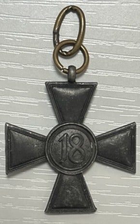 German Iron Cross Medal ? WWII / WWI Style ? Original Suspension Ring: Offered here is a vintage German Iron Cross medal featuring the classic cross patt?e design with a central eagle emblem and original suspension ring intact. The piece exhibits a darkened patina