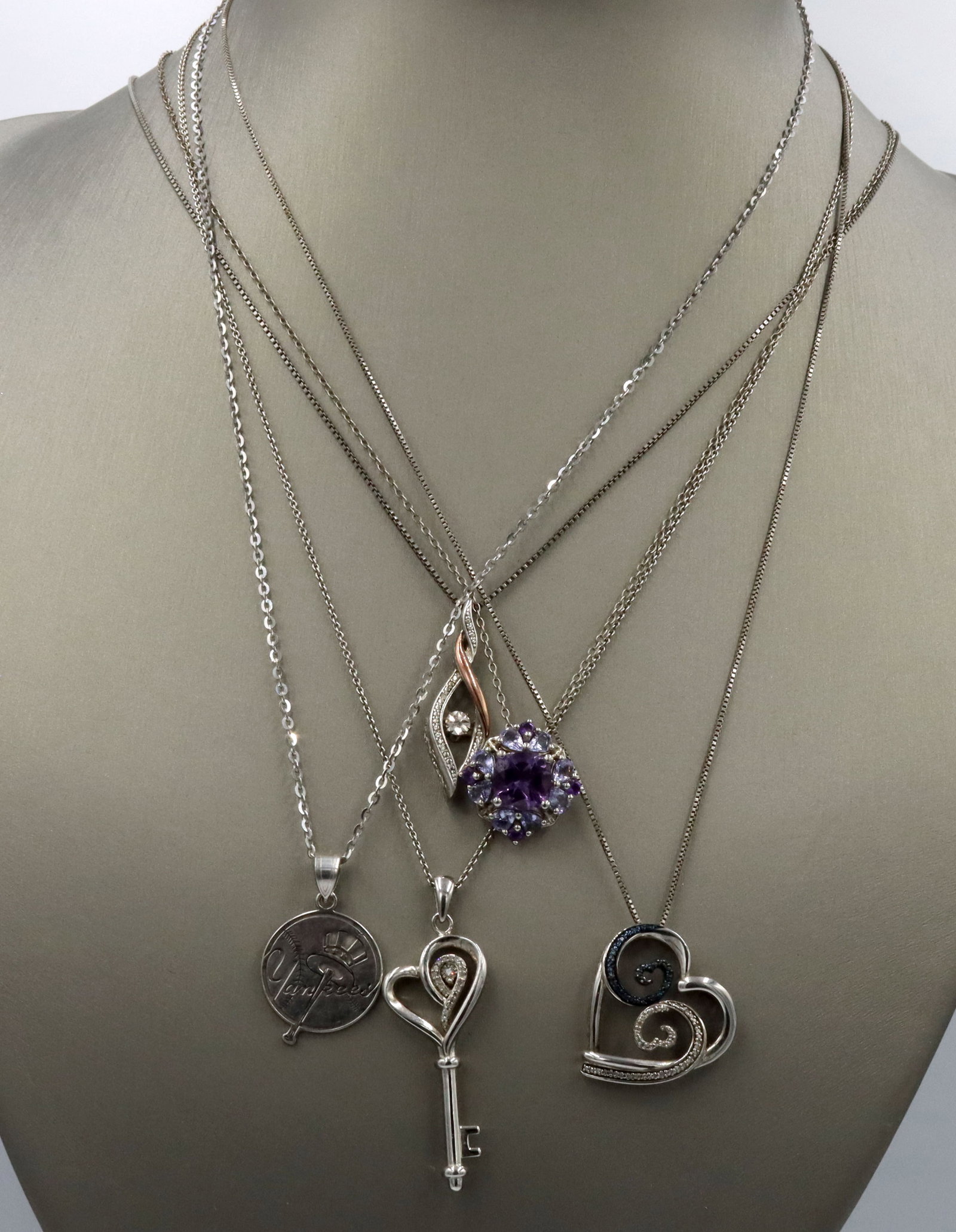 Group lot of 5 Vintage 925 sterling silver necklaces: Group lot of 5 Vintage 925 sterling silver necklaces. The total weight of the lot is 25.3 grams.