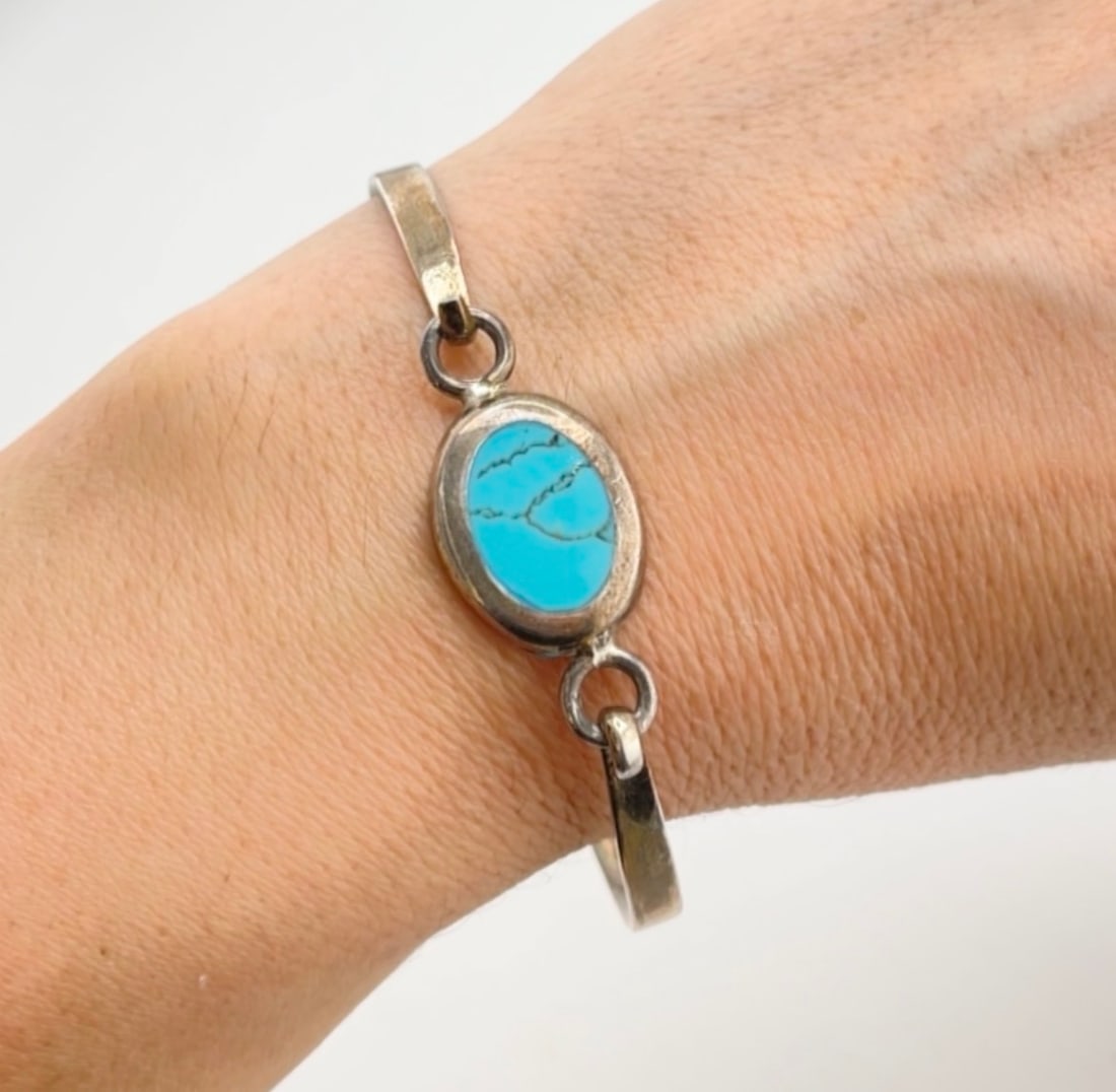 925 Sterling Silver Mexico Navajo-Style Handmade Natural Turquoise Center Cuff Bracelet: 925 Sterling Silver Mexico-Style Navajo Turquoise Center Stone with a Hinged Hook clasp. 18.5 grams. Size 7
