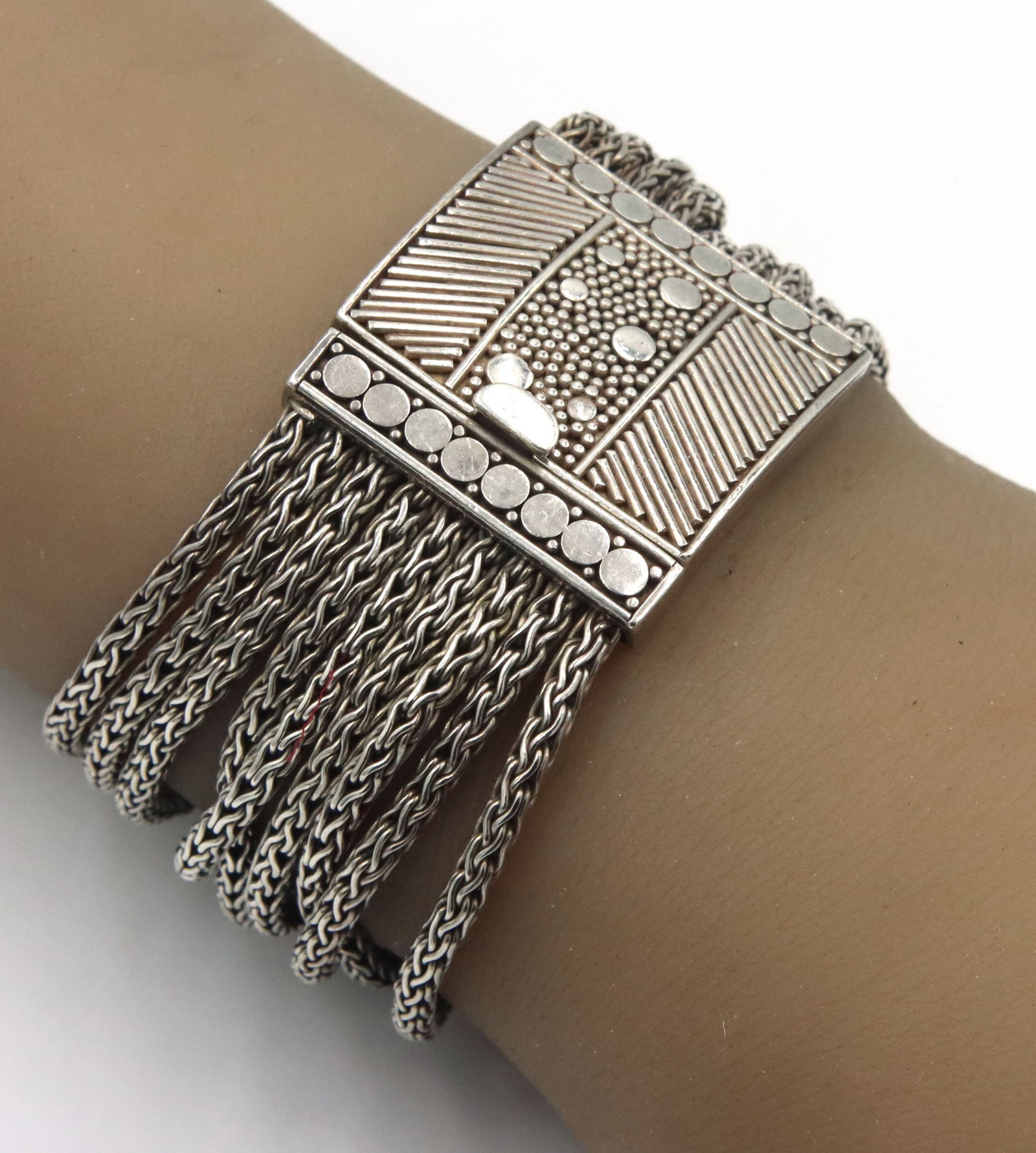 925 Sterling silver multi row wheat bracelet: Vintage 925 Sterling silver multi row wheat 7-inch bracelet. The total weight of the bracelet is 67.10 grams.