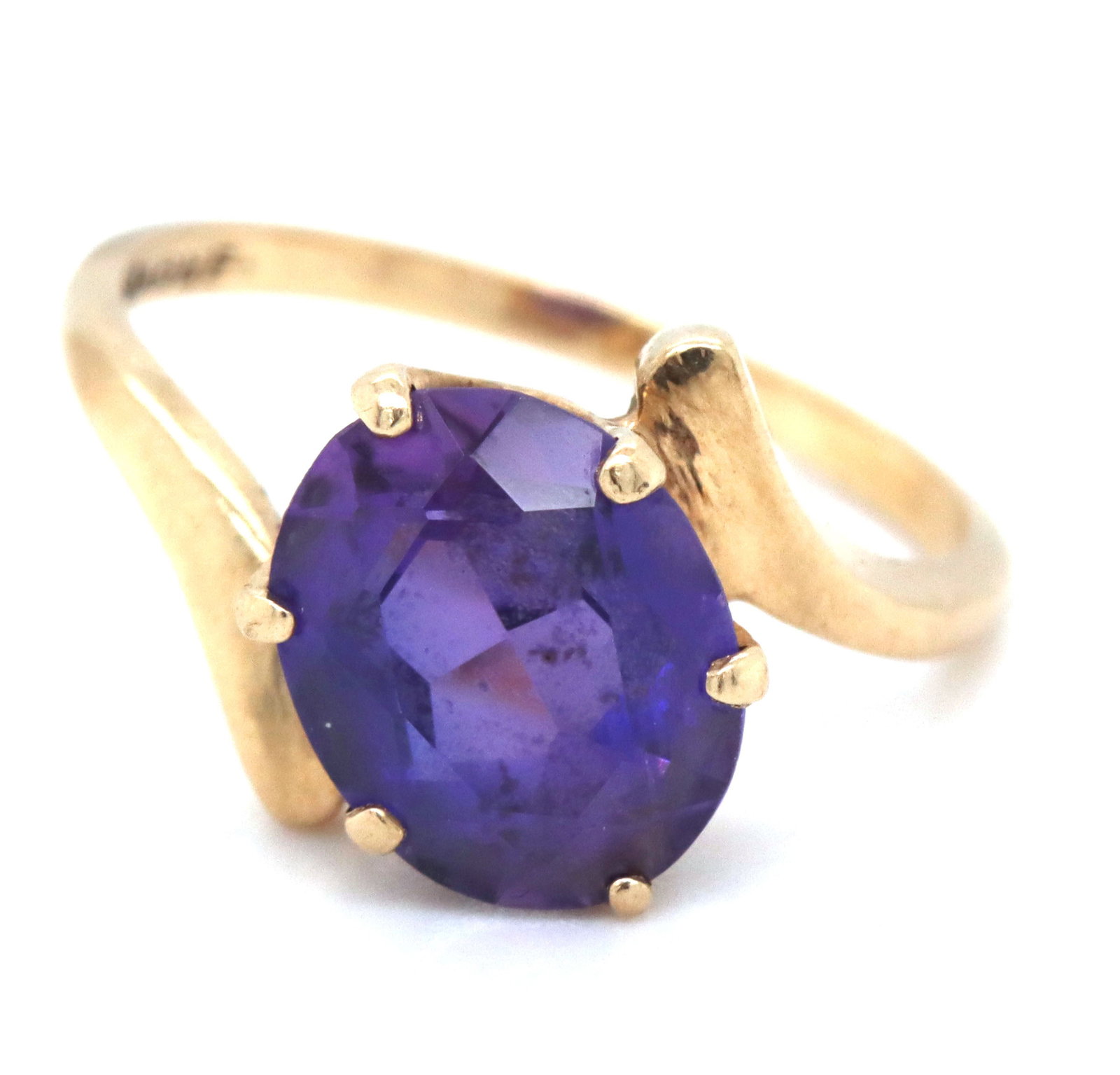 10kt Yellow gold round brilliant cut amethyst ring (1 of 4)