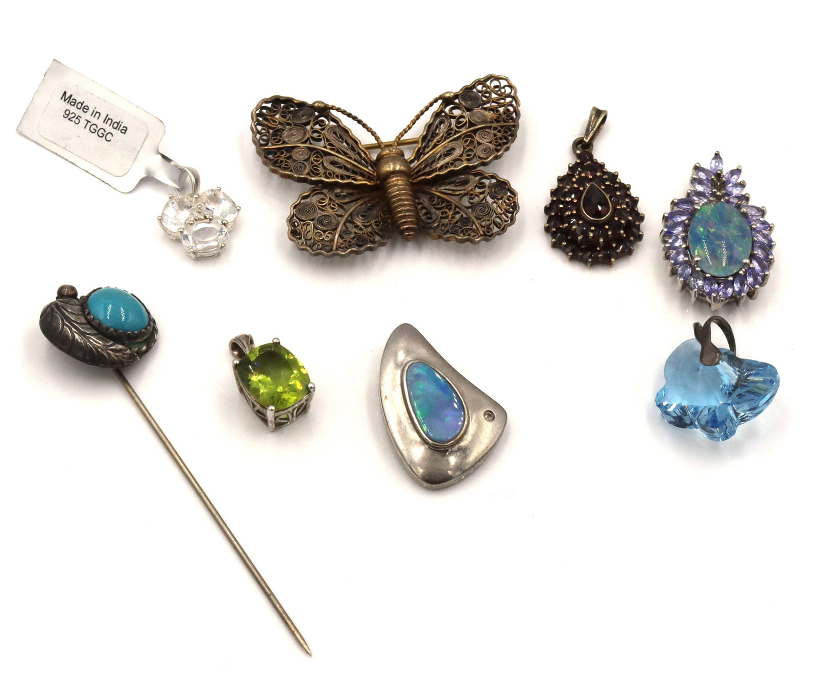 Group lot of vintage 925 sterling silver pendants: Group lot of vintage 925 sterling silver pendants. The total weight of the lot is 30.80 grams.