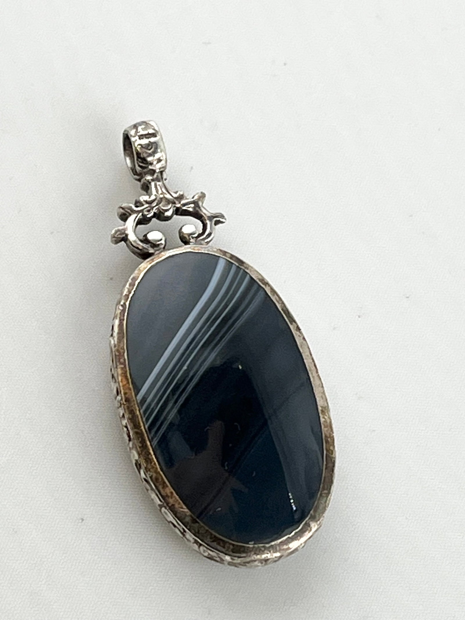 925 Sterling Silver Vintage Victorian Style Large oval Banded Agate Pendant: 925 Sterling Silver Vintage Victorian Style Large Oval Banded Agate Pendant. 21.7 Grams