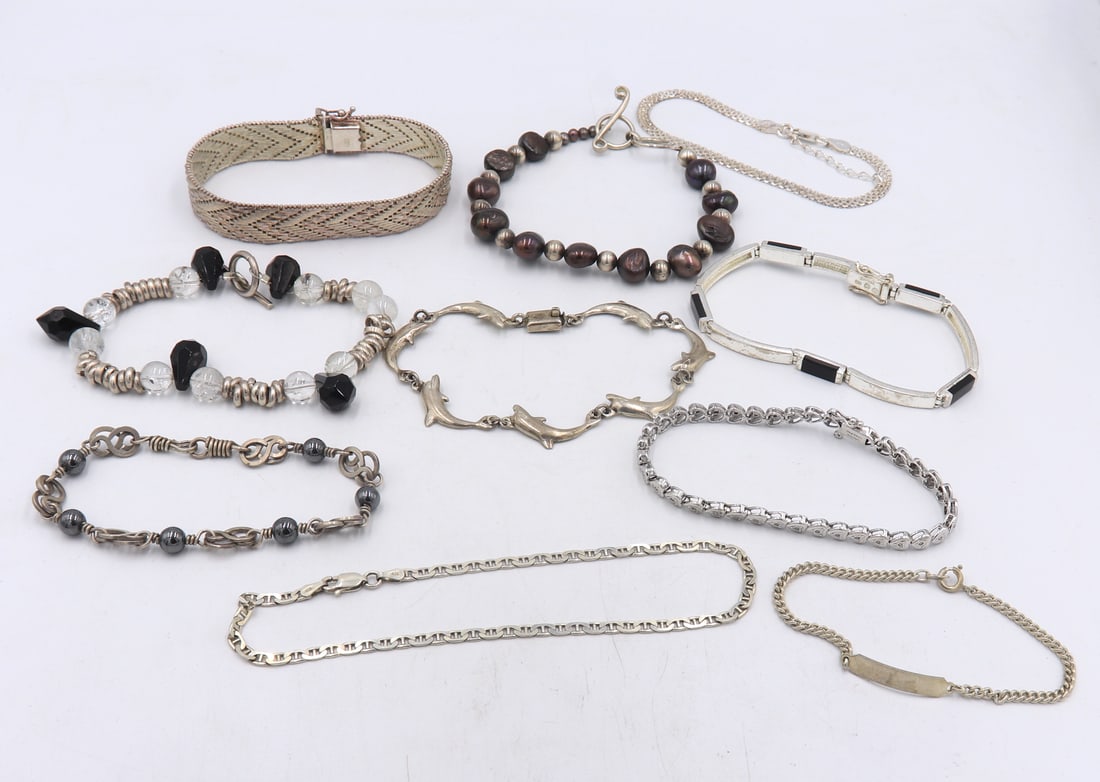 Lot of vintage 925 sterling silver bracelets: Lot of vintage 925 sterling silver bracelets. Total weight of lot 128.8 grams.
