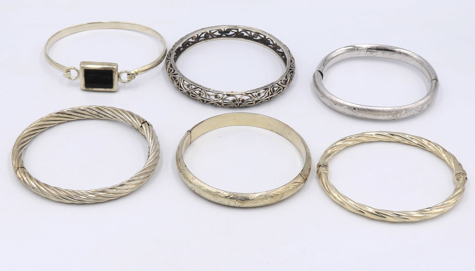 Group lot of vintage 925 sterling silver bangles: Group lot of vintage 925 sterling silver bangles. Total weight of lot 88.5 grams.