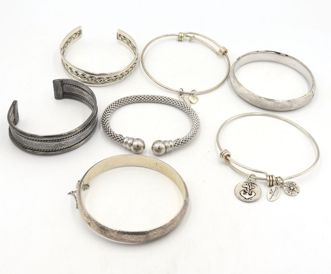 Group lot of Vintage 925 sterling silver cuff bangles: Group lot of Vintage 925 sterling silver cuff bangles. Total weight of lot 115.2 grams.