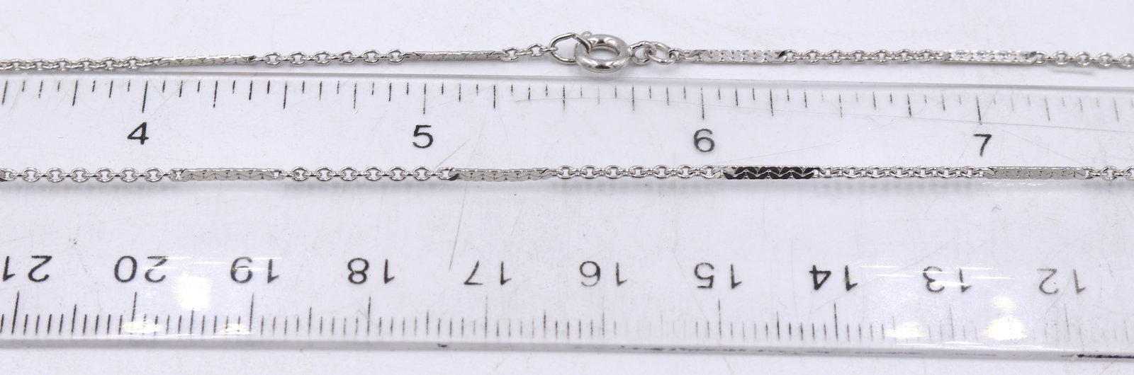 Group lot of vintage 925 sterling silver necklaces: Group lot of vintage 925 sterling silver necklaces. Total weight of lot 105.2 grams.