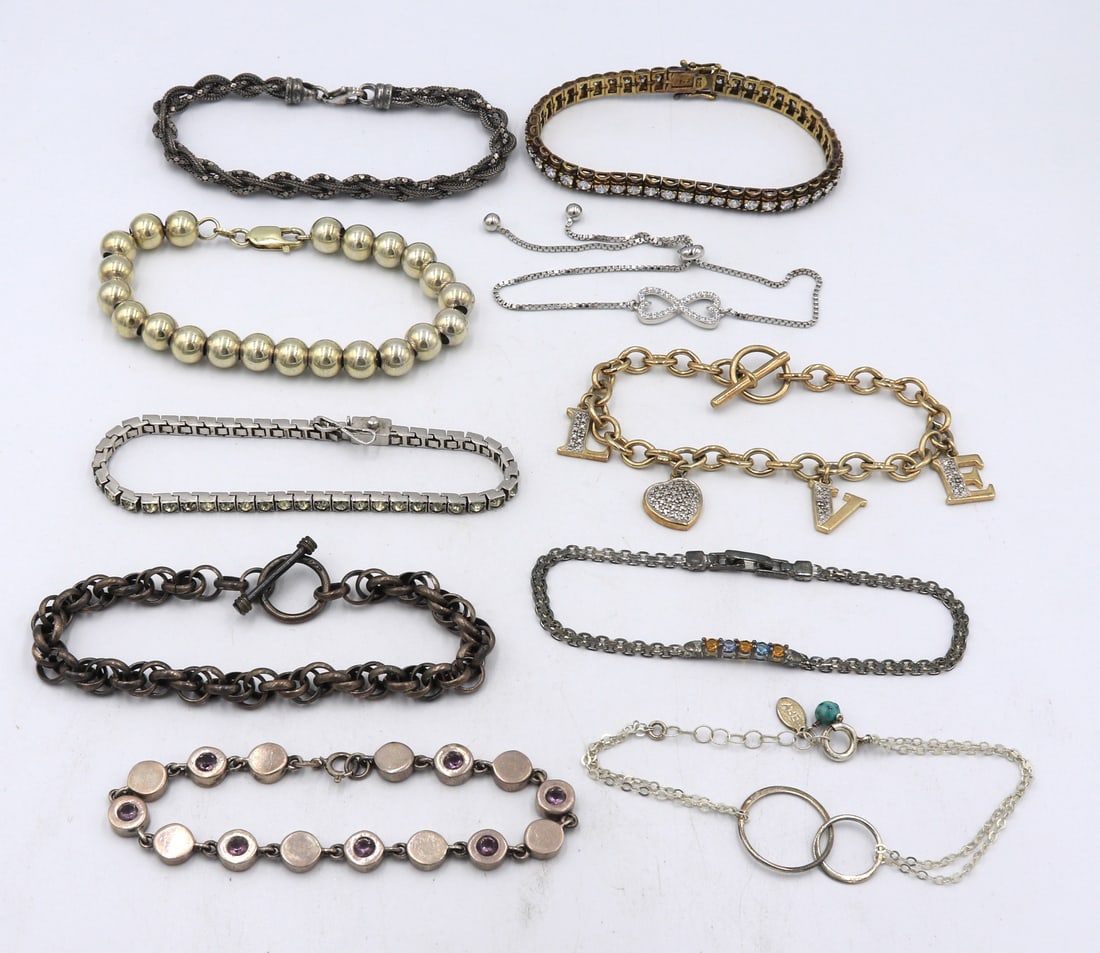 Group lot of vintage 925 sterling silver bracelets: Group lot of vintage 925 sterling silver bracelets. Total weight of lot 106.7 grams.