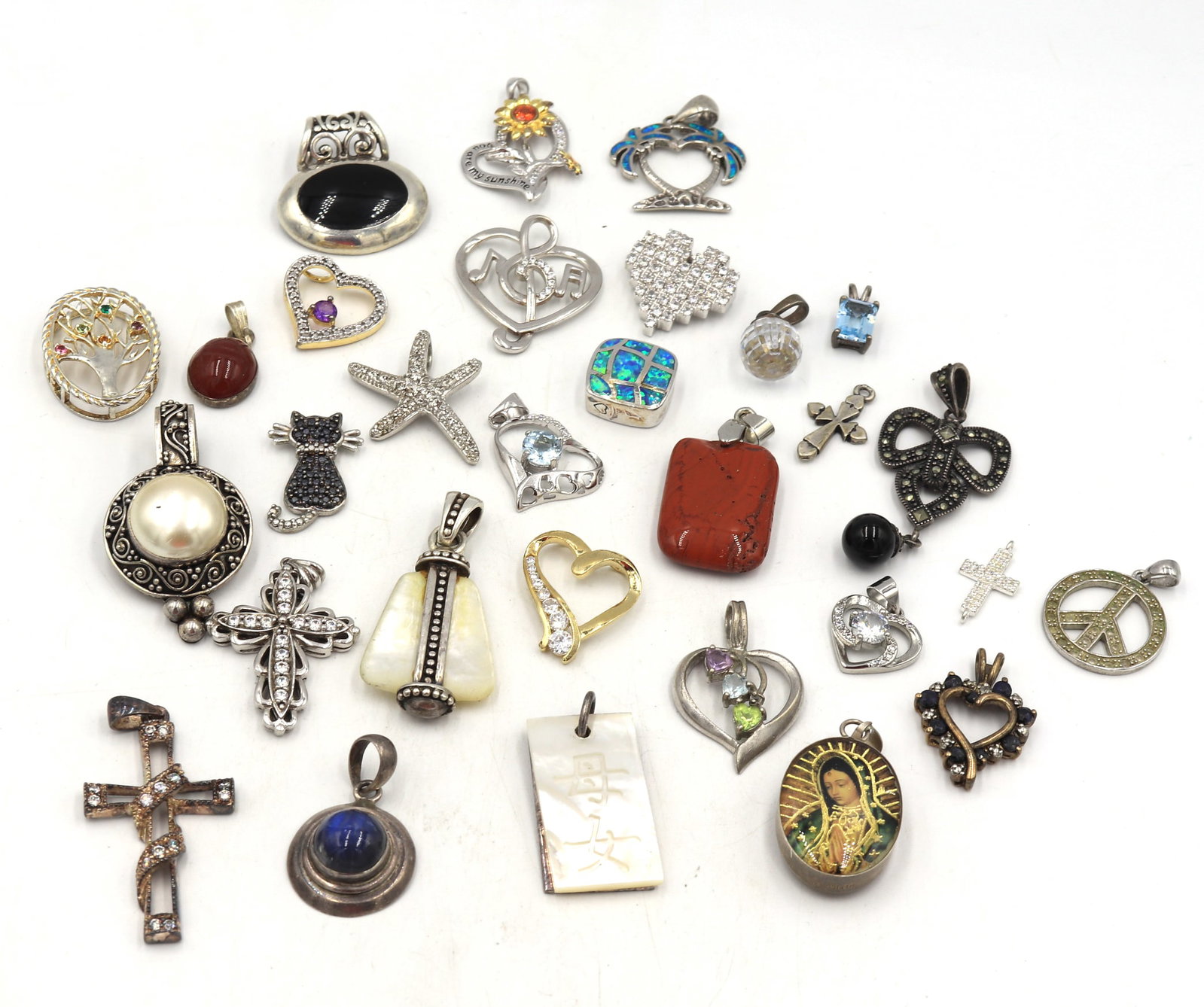 Group lot of vintage 925 sterling silver pendants: Group lot of vintage 925 sterling silver pendants. Total weight of lot is 92.9 grams.