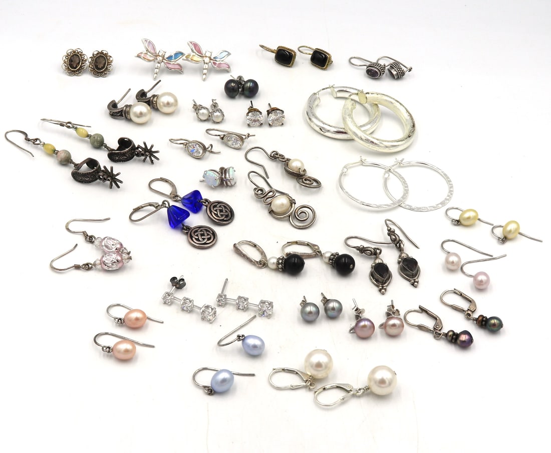 Group lot of Vintage 925 sterling silver earrings: Group lot of Vintage 925 sterling silver earrings. Total weight of lot is 78.9 grams.