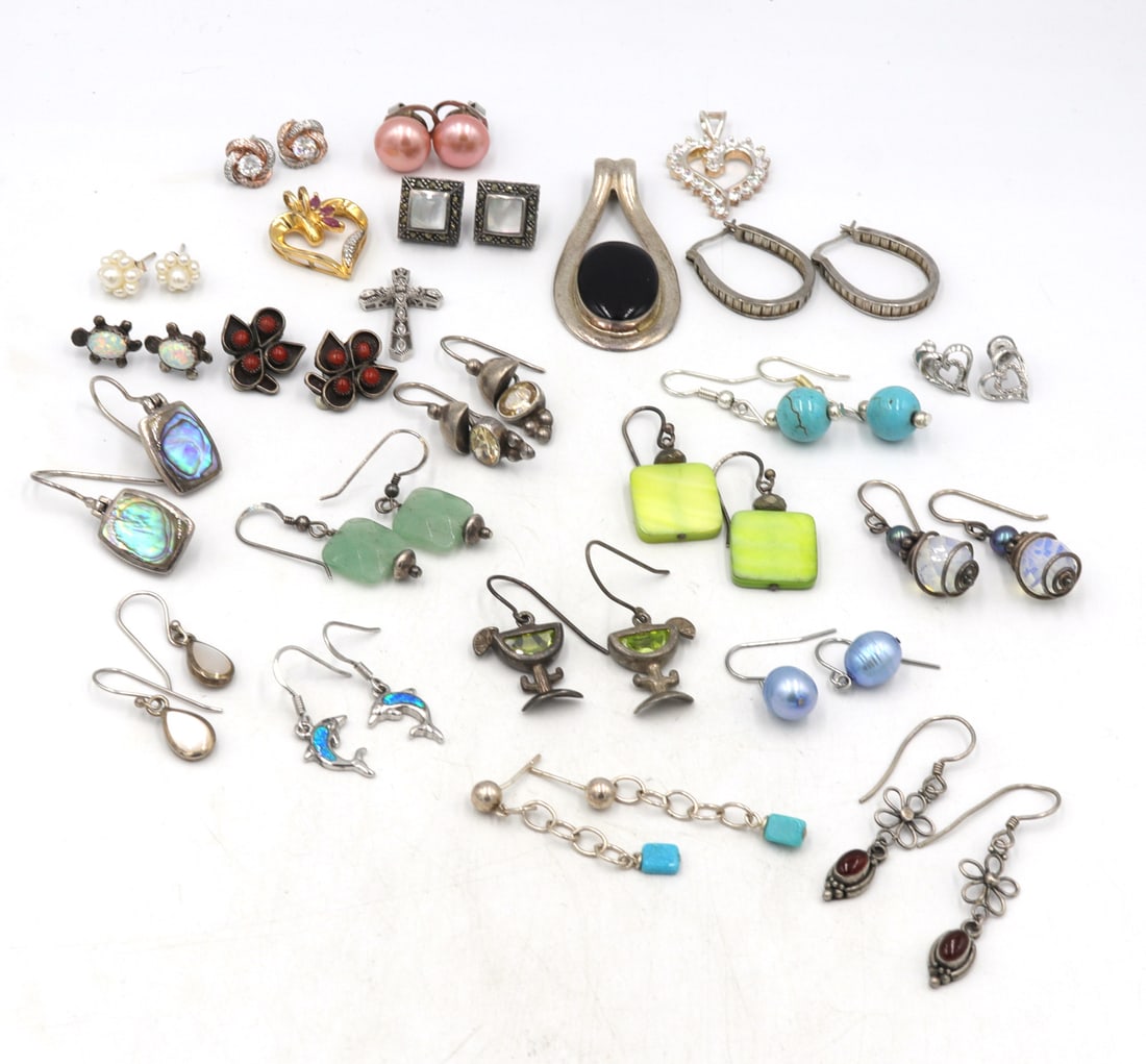 Group lot of Vintage 925 sterling silver pendants and earrings: Group lot of Vintage 925 sterling silver pendants and earrings. Total weight of lot is 87.1 grams.