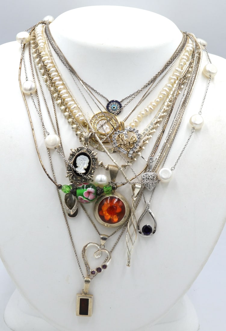 Group lot of 14 necklaces in Vintage 925 sterling silver: Group lot of 14 necklaces in Vintage 925 sterling silver. Total weight of lot is 92.4 grams.