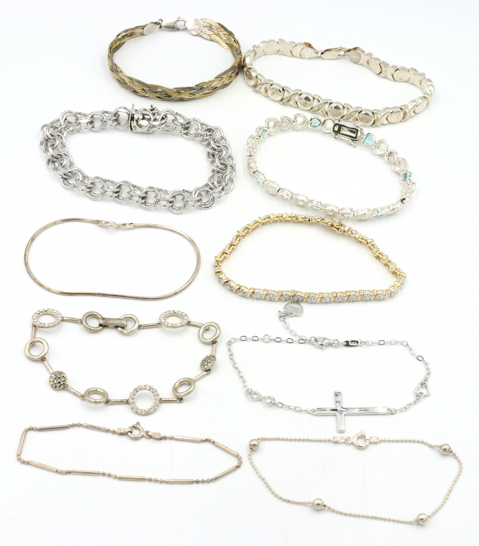 Group lot of Vintage 925 sterling silver bracelets: Group lot of Vintage 925 sterling silver bracelets. Total weight of lot is 90.9 grams.