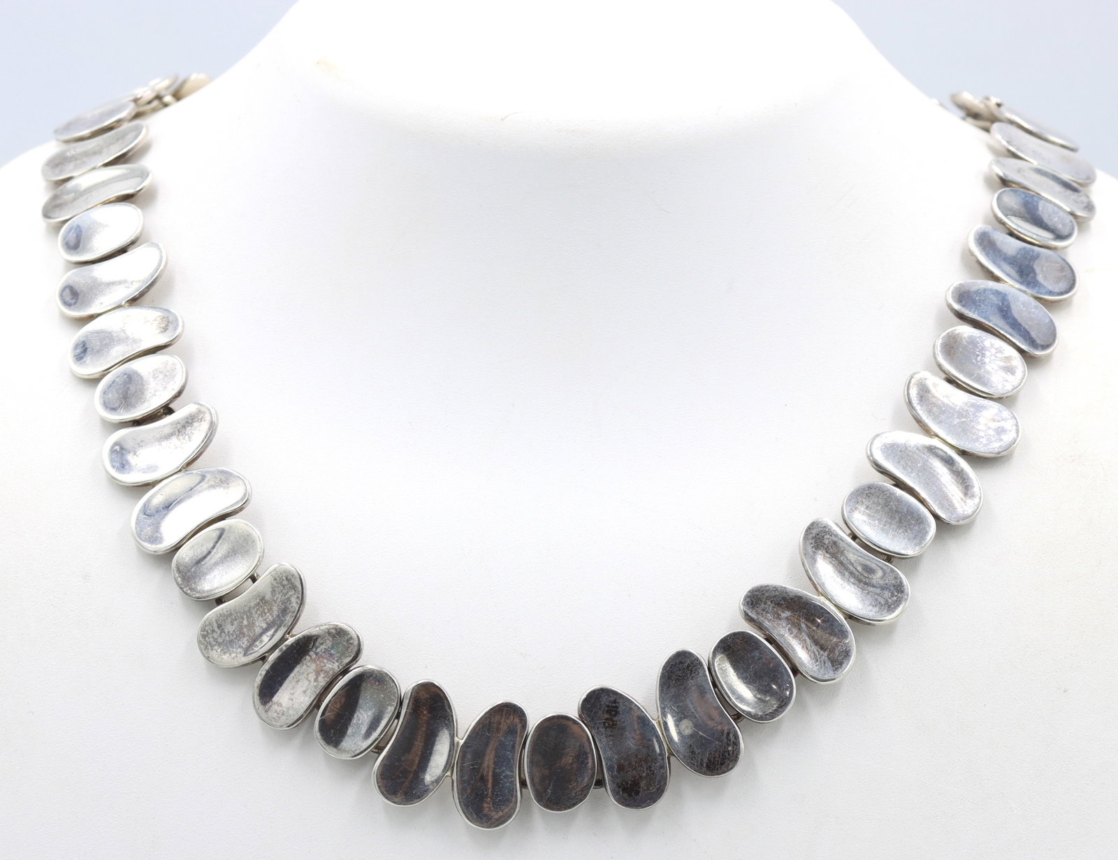 Vintage 925 sterling silver bean link necklace: Vintage 925 sterling silver bean link 18-inch necklace. Total weight of necklace is 99 grams.