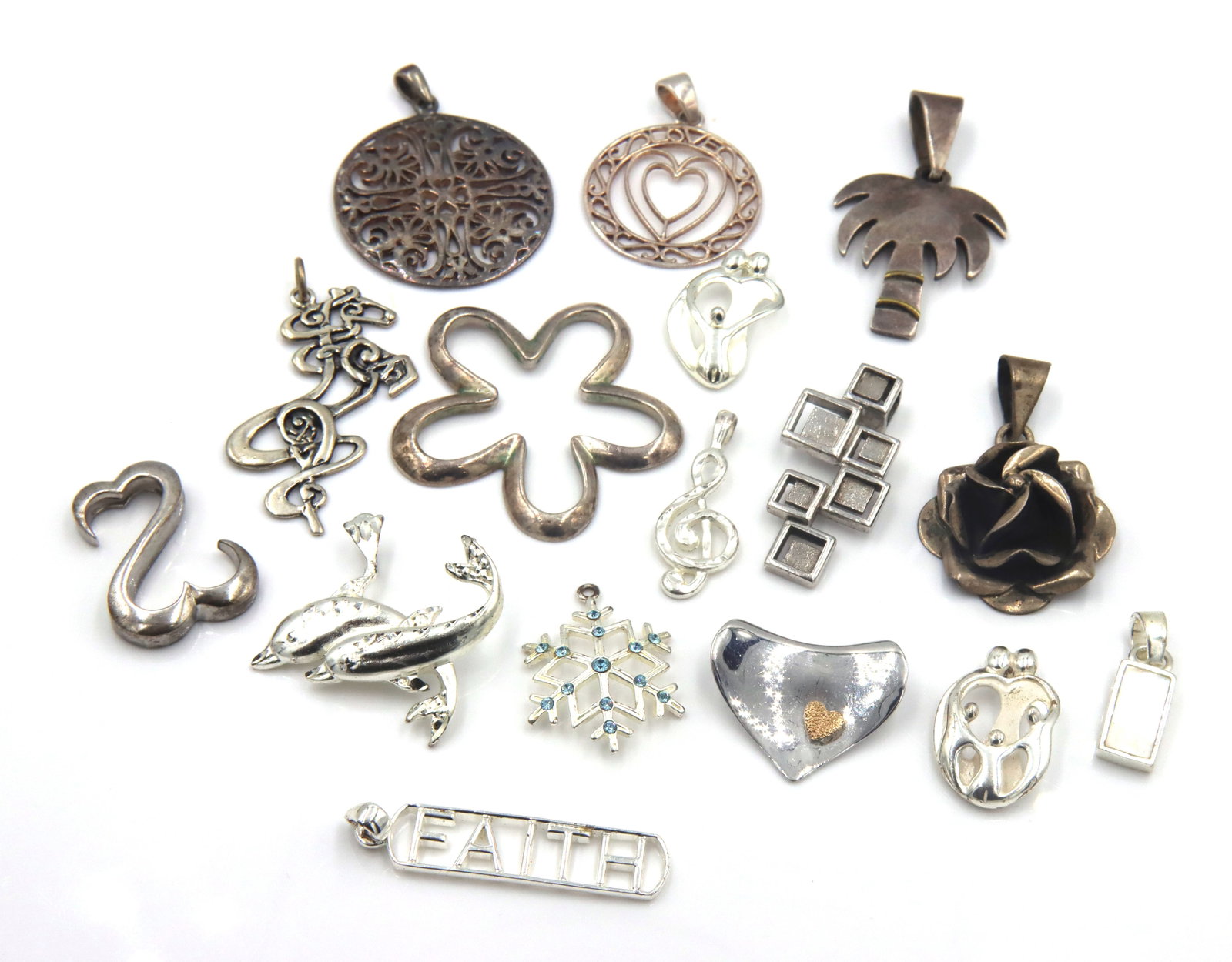 Lot of vintage 925 sterling silver pendants: Lot of vintage 925 sterling silver pendants. The total weight of the lot is 57.2 grams.