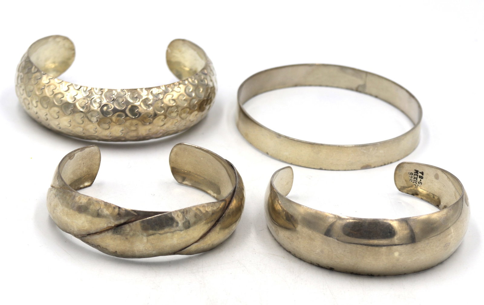 Group lot of 4 Vintage 925 sterling silver cuff bangles: Group lot of 4 Vintage 925 sterling silver cuff bangles. Total weight of lot is 92.1 grams.