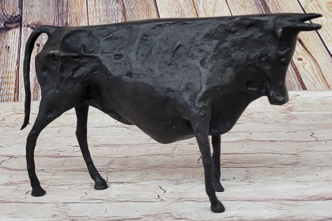 Modern Art Bull Bronze Statue: This is a small animal bronze The Modern Art slim abstract bull. This sculpture is an absolute great artwork with a motive full of strength and fighting spirit which the bull can always use to win aga