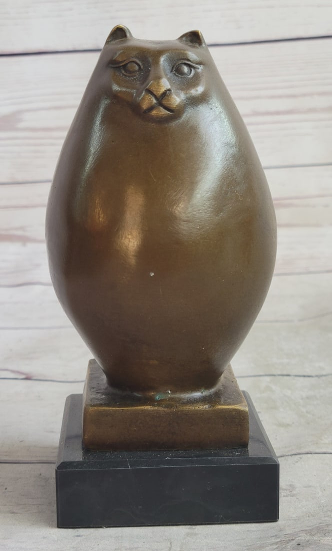 Detailed Hot Cast Cat Bronze Sculpture: This cat is a bronze figure, modeled after the so-called Fat Cat. In addition to cats, The product is poured by hand and was cast in bronze using the lost wax method, which guarantees a high degree
