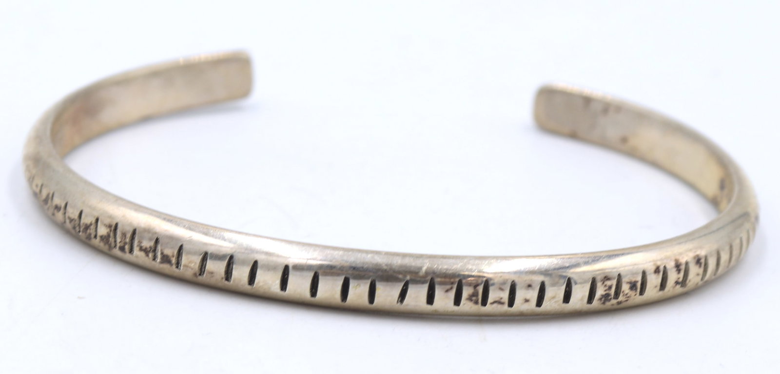 Vintage 925 sterling silver cuff bangle: Vintage 925 sterling silver cuff bangle. Total weight of bangle 17.2 grams.