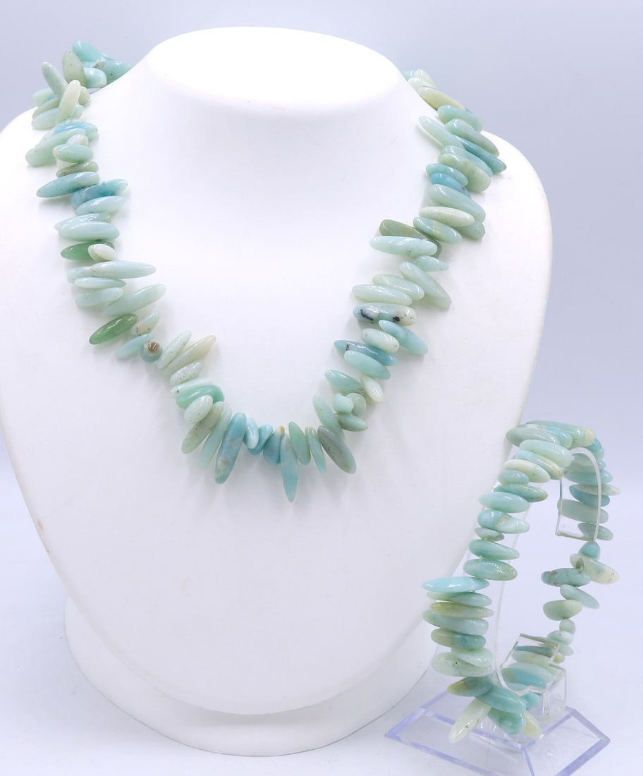 Set of Turquoise necklace and matching bracelet: Set of Turquoise 18 inches necklace and matching bracelet. Total weight of lot 119.1 grams.