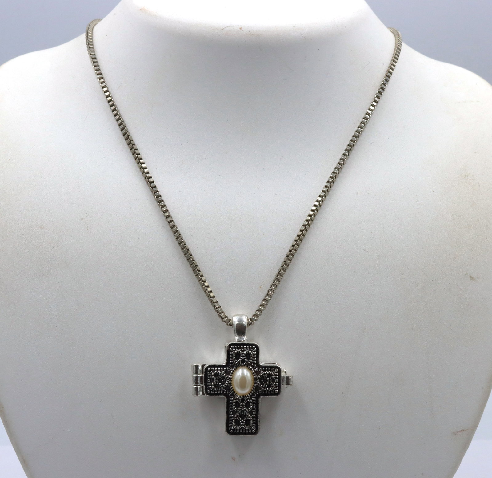 925 Sterling silver cross locket pendant on box chain necklace: 925 Sterling silver cross locket pendant on 24-inch box chain necklace with lobster clasp. The total weight of the necklace is 15.9 grams.