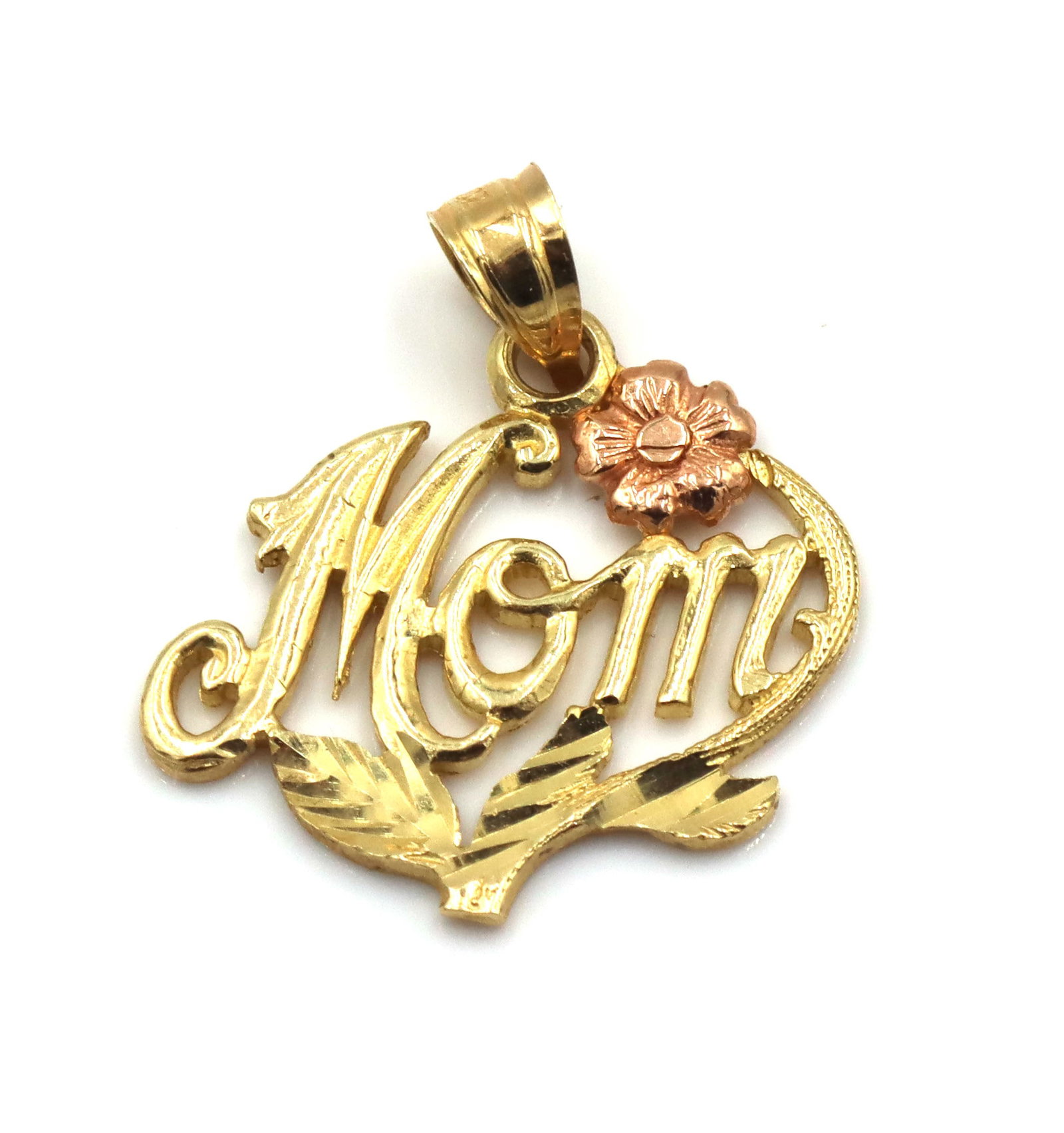 14kt Yellow gold Mom pendant charm: 14kt Yellow gold Mom pendant charm. The total weight of the pendant is 1.4 grams.