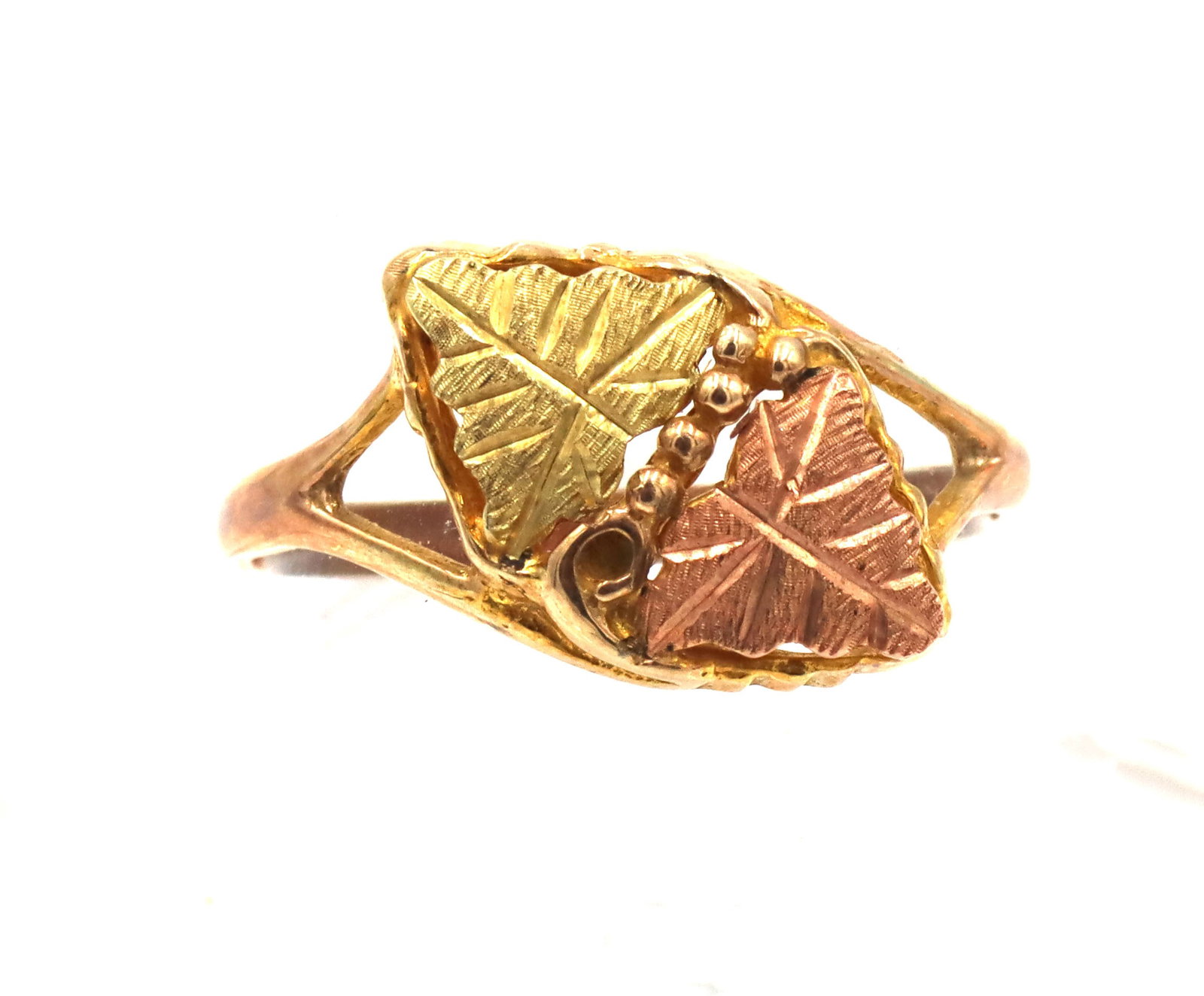 Black hills gold leaf style ring: Black hills gold leaf style ring. The total weight of the ring is 1.9 grams. Ring size 7".