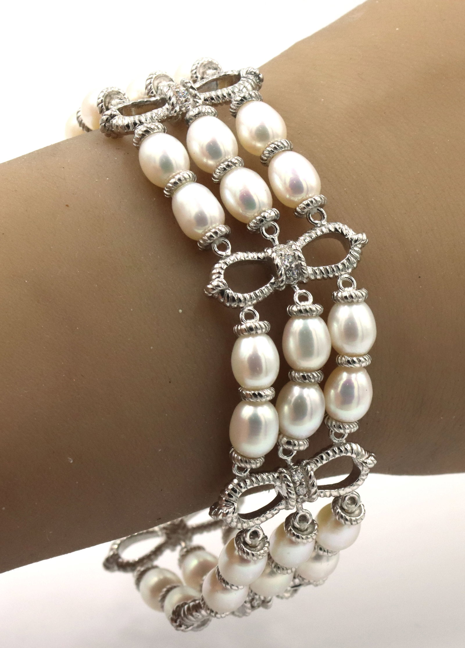 Judith Ripka 925 sterling silver and cultured fresh water pearl strand bracelet: Judith Ripka 925 sterling silver and cultured fresh water pearl strand toggle 8-inch bracelet. The total weight of the bracelet is 45.3 grams.