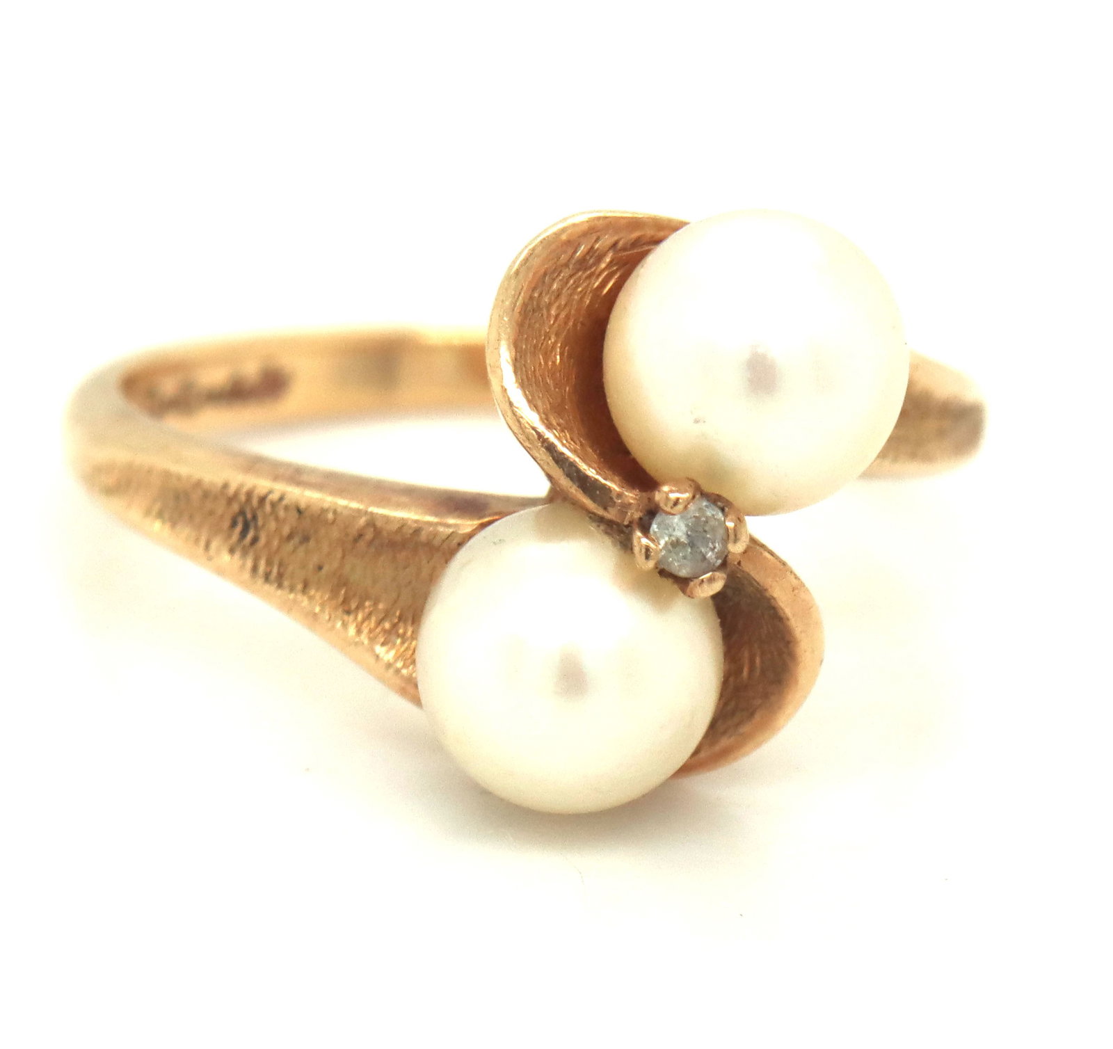 10kt Yellow gold fresh water pearl ring: 10kt Yellow gold fresh water pearl ring. The total weight of the ring is 3.4 grams. Ring size 5".