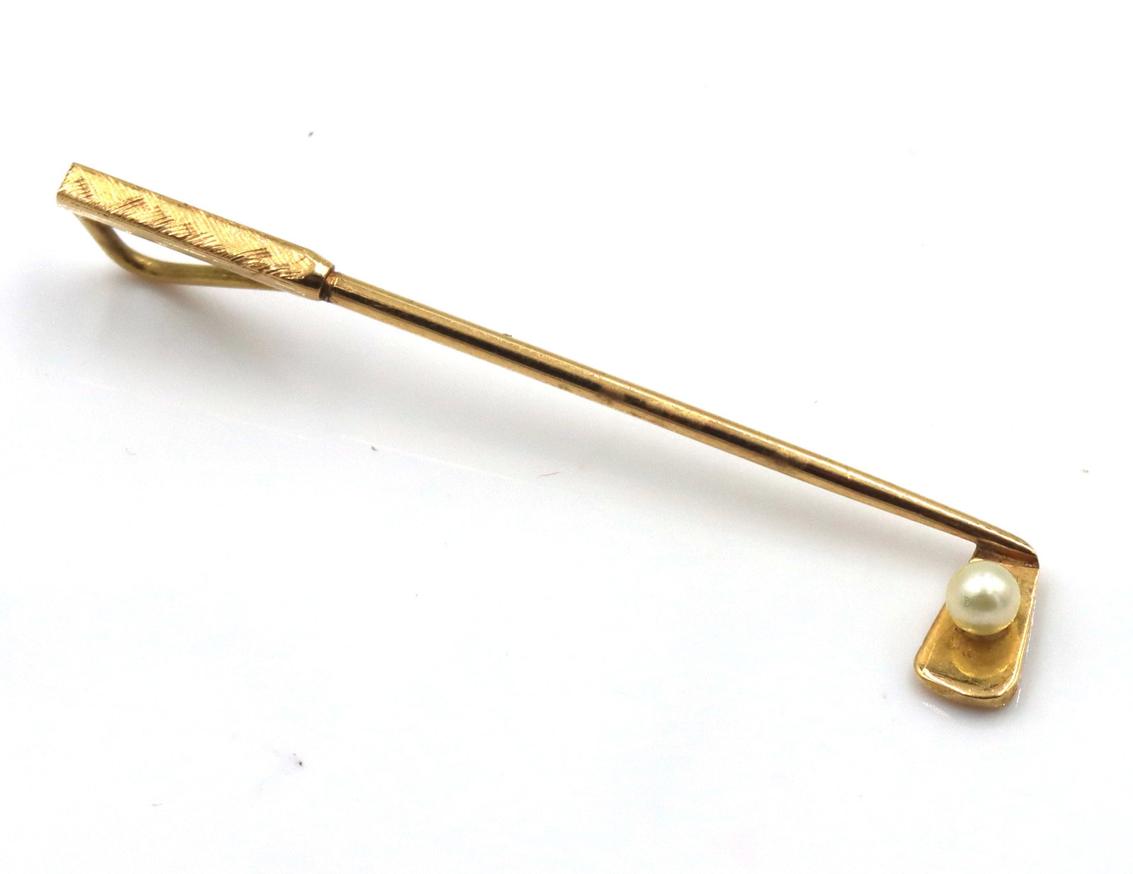 14kt Yellow gold Golf club charm pendant with pearl: 14kt Yellow gold Golf club charm pendant with pearl. The total weight of the pendant is 1.8 grams.