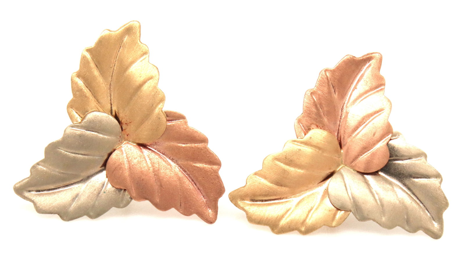 14kt Tri color gold leaf earrings: 14kt Tri color gold leaf earrings. The total weight of the earrings is 1.1 grams.