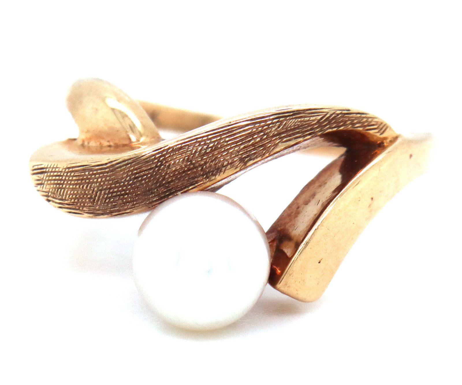 10kt Yellow gold white fresh water pearl ring: 10kt Yellow gold white freshwater pearl ring. The total weight of the ring is 3.5 grams. Ring size 7".