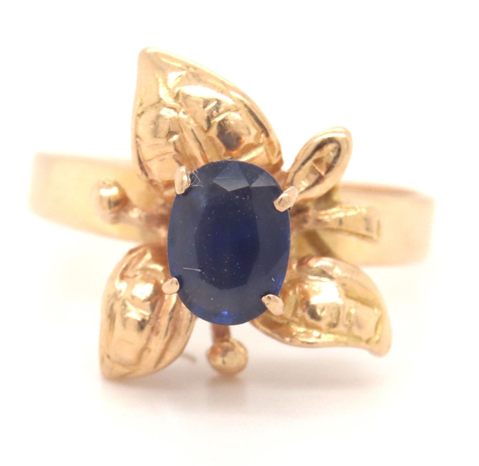 18kt Yellow gold blue sapphire ring: 18kt Yellow gold blue sapphire ring. The total weight of the ring is 3.3 grams. Ring size 4.5".