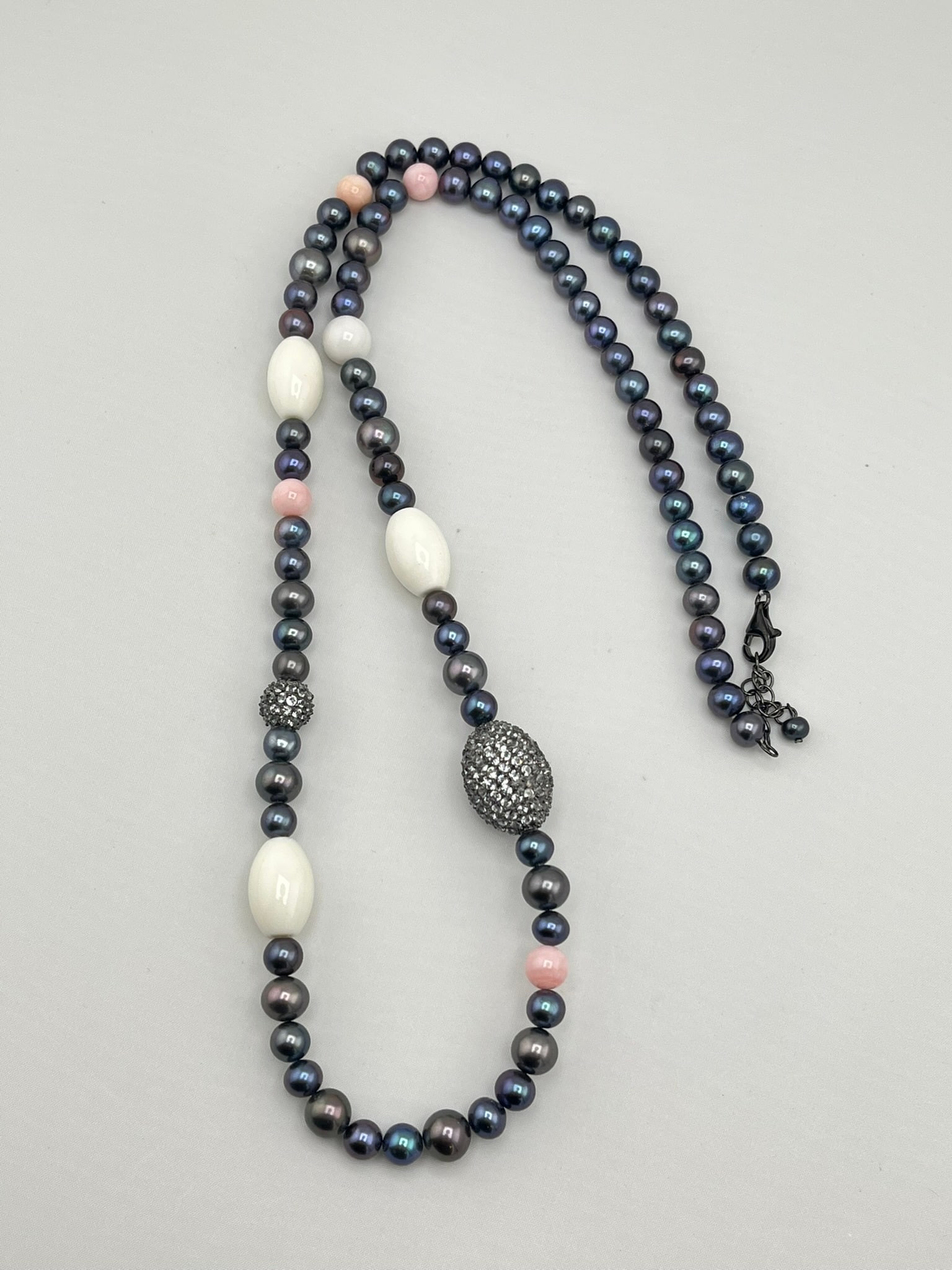 925 Sterling Silver Ross Simons Iridescent Gray And pinK Pearl With Rhinestone Accent Necklace: 925 sterling silver Ross Simons Iridescent gray and pink pearl Beads. 75 grams